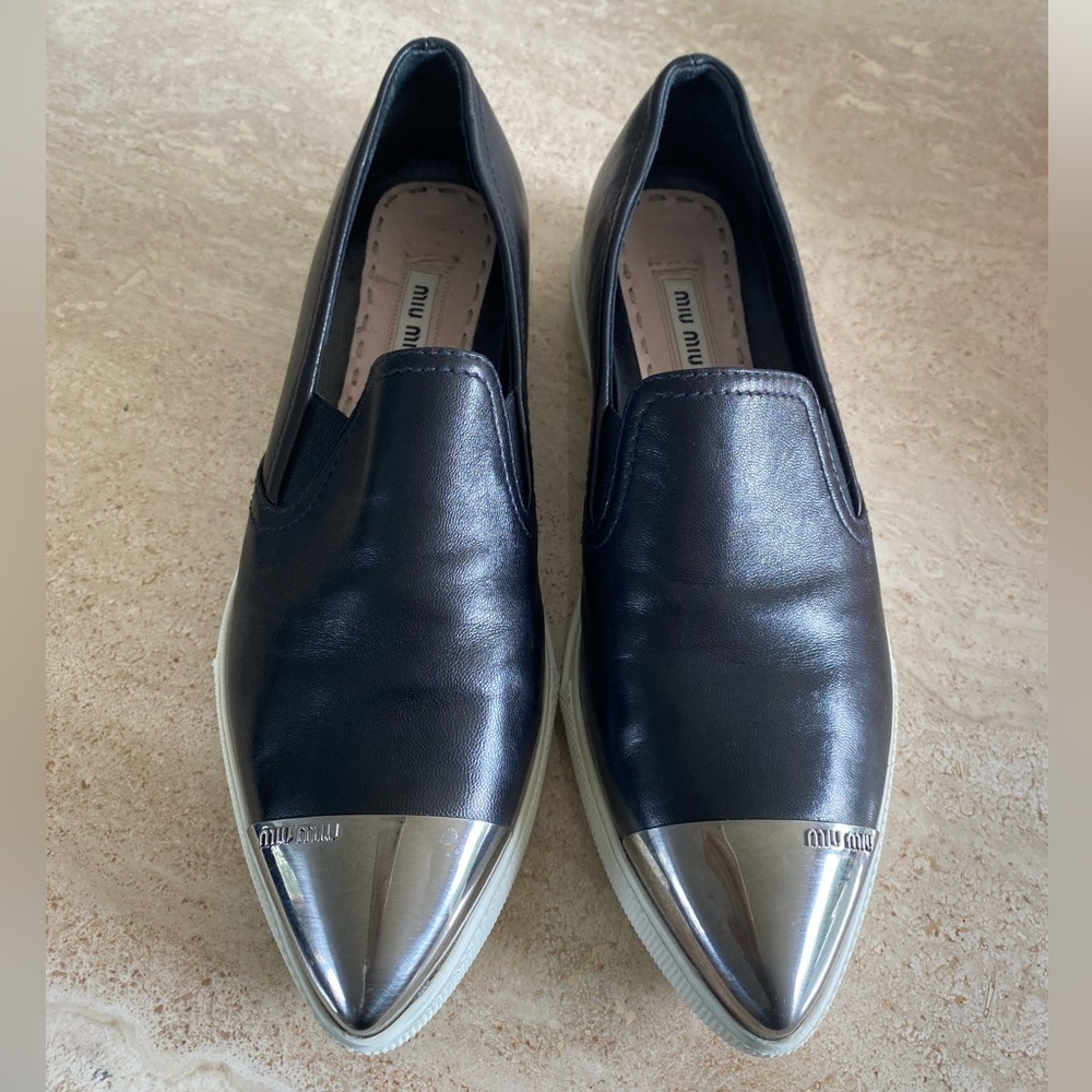 Miumiu black silver point flats
